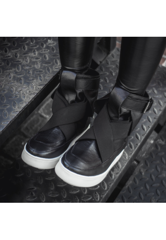 Черные кожаные ботинки Suki с резинками на белой подошве.